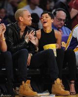 组图：蕾哈娜与克里斯-布朗看球赛欢度圣诞