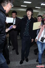 组图：日本花美男三浦春马抵台 粉丝扎堆围观