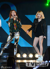 组图：2NE1与BEAST等韩团拼盘开唱秀劲舞