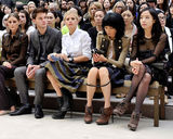 组图：张曼玉亮相伦敦时装周 帅气装扮看秀