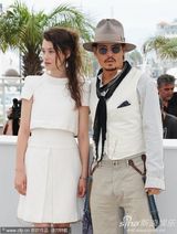 高清组图：德普宣传《海盗4》 佩内洛普紧身裙性感