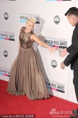 组图：Pink金色礼服亮相AMA红毯 龇牙咧嘴搞怪
