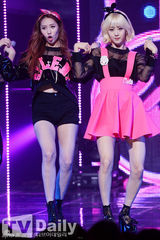 组图：韩团2NE1《M countdown》打榜拿第一