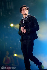 组图：周笔畅韩庚献唱深圳跨年 全场祝福Selina