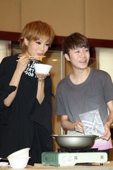 组图：容祖儿为个唱练团 青峰探班一脸睡意