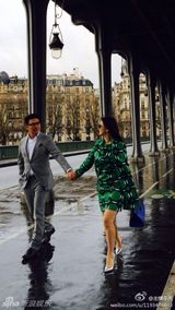 组图：李湘夫妻牵手漫步巴黎 王诗龄可爱抢镜