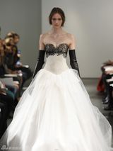 组图：朱莉十款婚纱礼服曝光 知名设计师操刀