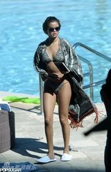 组图：赛琳娜斑马纹比基尼现身 抚秀发表情享受