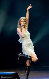 幻灯：泰勒-斯威夫特会乡村群星 银钻吊带光芒闪耀