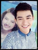 组图：最帅地铁司机迷倒女网友 俊朗外形当模特