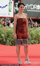 高清图：《黑羊》首映式 导演阿卡西奥变“轿夫”