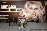组图：Lady Gaga花裙现身印度 两腮深陷戴钻石炫富