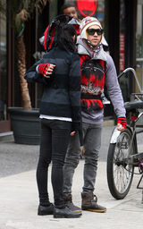 幻灯图集：阿什莉-辛普森一家三口在公园玩耍