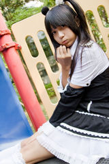 组图：许雅涵赴东南亚为萌妹选美代言