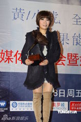 组图：黄小琥上海签售和粉丝大方拥抱赠签名吉他