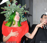 组图：雷母Gaga再发威 顶圣诞树伸九阴白骨爪