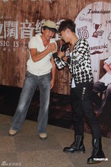 组图：李克勤粘假须扮林子祥 欲再挑战《数字人生》