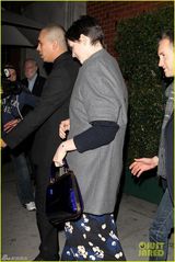 组图：安妮-海瑟薇与老公约会 羞涩笑容显甜蜜