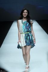 组图：曾恺玹为微电影造势走秀 现身上海回归本行