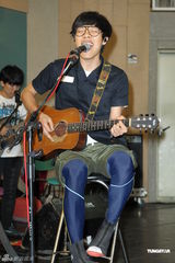 组图：卢广仲不畏台风彩排 郭采洁探班送补品