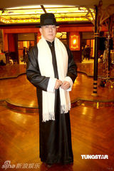 幻灯图：《精武风云》探班 舒淇演舞女甄子丹秀琴艺