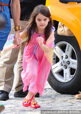 组图：凯蒂霍尔姆斯蓝裙清新 苏瑞粉色纱裙飘逸