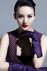 组图：金晨最新写真曝光简约复古