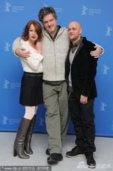 组图：电影《仁慈》发布会 沃格尔亲密搂女主角