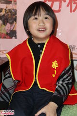 组图：小小彬一家五口关怀独居老人现场温馨