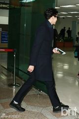 组图：玄彬黑衣现身机场展迷人笑容 赴日会粉丝