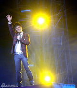 组图：张信哲上海演唱会 出道20年经典情歌一网打尽