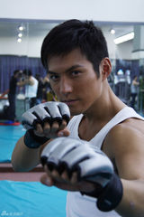 高清：严宽演燕青刻苦练摔跤 连番过招身手敏捷