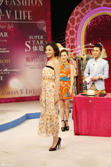 组图：施诗录制《时尚V生活》演绎浪漫碎花风情