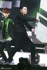 组图：EXO办回归秀咆哮掀高潮 女歌迷激动晕倒