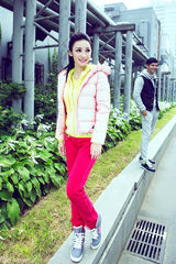 组图：柳岩冬日绚丽运动装登封面 甜笑牵男模