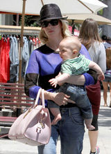 高清图：辣妈詹纽瑞-琼斯街拍 透视上衣搭潮包