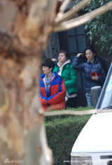 幻灯图：曾轶可刘亦菲现身片场 一前一后无交流