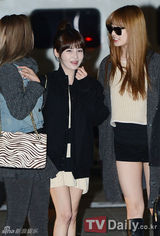 组图：韩团T-ara赴越南便装亮相机场