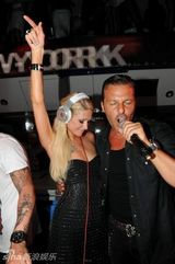 组图：帕丽斯-希尔顿亮相夜店 姐妹花黑衣性感