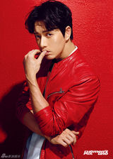 组图：朴海镇首登内地杂志封面 红衫显暖男风范