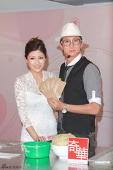 组图：洪天明周家蔚夫妻档甜蜜出镜秀恩爱