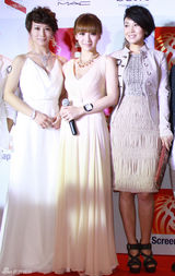 高清组图：柳岩性感亮相新加坡 《画壁》揭神秘面纱