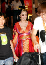 幻灯图：霍思燕穿古装上街引侧目 拎名包眉飞色舞