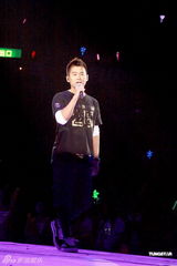 组图：草蜢入行25周年演唱会 三子造型独特求完美