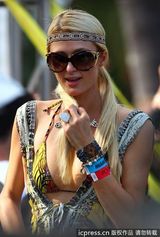 组图：帕丽斯-希尔顿胸部缩水 手臂现皱纹疑抽脂