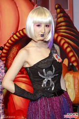 组图：吴卓羲宣传万圣节扮吸血鬼 高海宁险走光