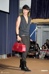 组图：粉丝齐聚何润东庆生 许愿找到自己的另一半 