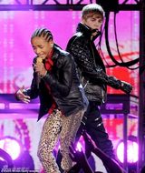 组图：威尔-史密斯14岁幼子恋上卡戴珊小妹