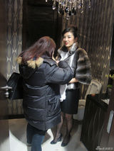 幻灯图：黄奕上海扫货购昂贵皮草 多名助理簇拥