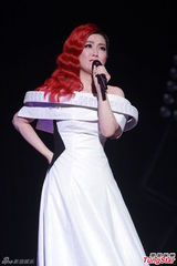 组图：Selina延迟造人 Ella挤胸性感舞老公最爱